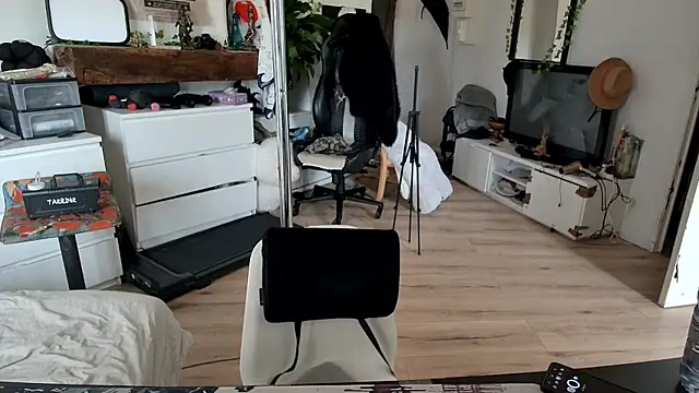 Snapshot of CeriseLapine chatting on 11, 11, 2025 CeriseLapine online show from 11, 11, 2025