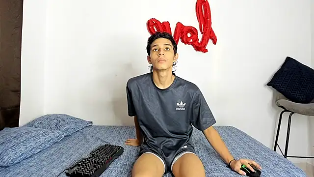 Snapshot of evanscollins chatting on 5, 11, 2025 evanscollins online show from 5, 11, 2025