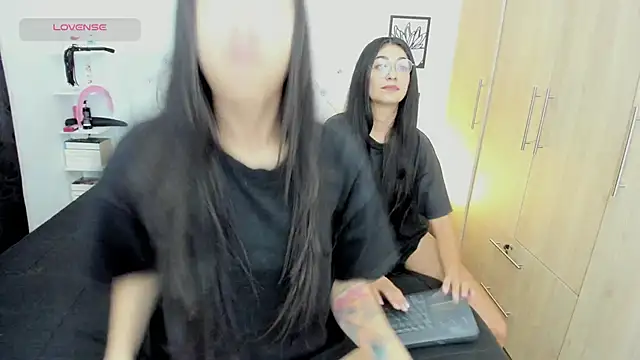 Snapshot of Annie-Hank chatting on 21, 12, 2024 Annie-Hank online show from 21, 12, 2024