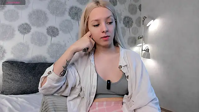 Snapshot of EngelFugler chatting on 18, 2, 2025 EngelFugler online show from 18, 2, 2025