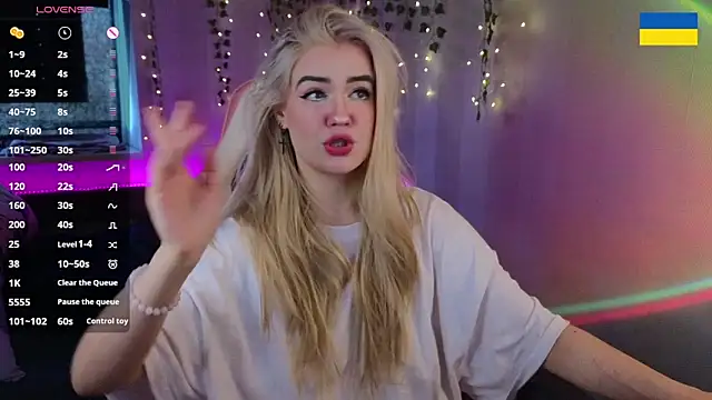 Snapshot of RedVelveten chatting on 27, 9, 2025 RedVelveten online show from 27, 9, 2025