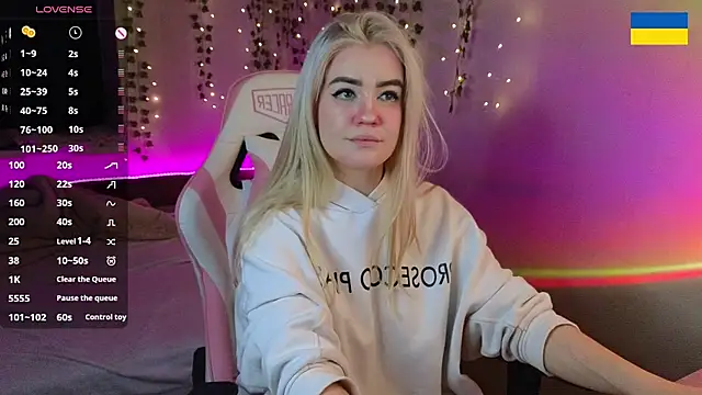 Snapshot of RedVelveten chatting on 29, 9, 2025 RedVelveten online show from 29, 9, 2025