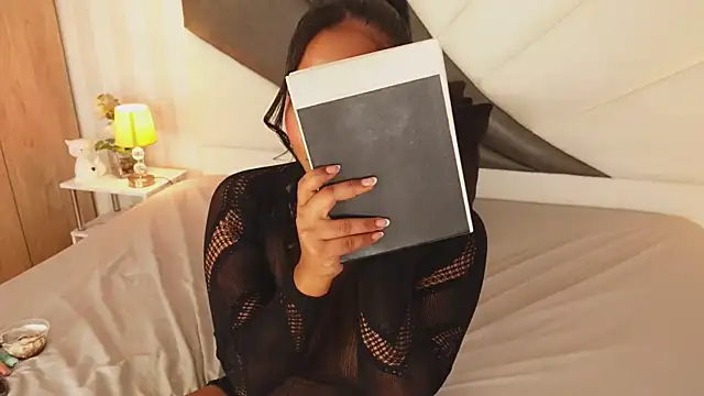 IzzyyBeelmonth online show from 23, 12, 2024