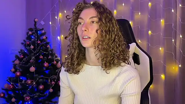 Snapshot of lady_curls chatting on 8, 12, 2024 lady curls online show from 8, 12, 2024