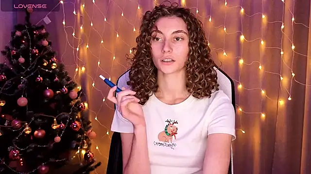 Snapshot of lady_curls chatting on 12, 12, 2024 lady curls online show from 12, 12, 2024