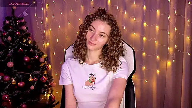 Snapshot of lady_curls chatting on 13, 12, 2024 lady curls online show from 13, 12, 2024