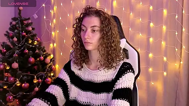 Snapshot of lady_curls chatting on 13, 12, 2024 lady curls online show from 13, 12, 2024