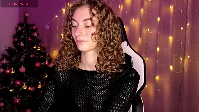 Snapshot of lady_curls chatting on 15, 12, 2024 lady curls online show from 15, 12, 2024