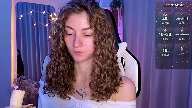 Snapshot of lady_curls chatting on 6, 3, 2025 lady curls online show from 6, 3, 2025