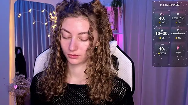 Snapshot of lady_curls chatting on 8, 3, 2025 lady curls online show from 8, 3, 2025