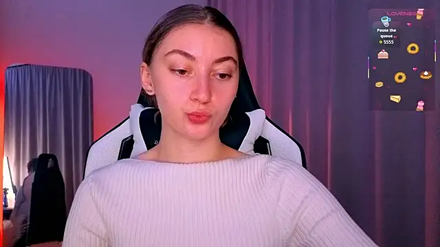 Snapshot of lady_curls chatting on 12, 10, 2025 lady curls online show from 12, 10, 2025