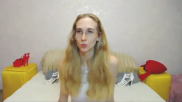 Snapshot of KlaryBrait chatting on 4, 12, 2024 KlaryBrait online show from 4, 12, 2024