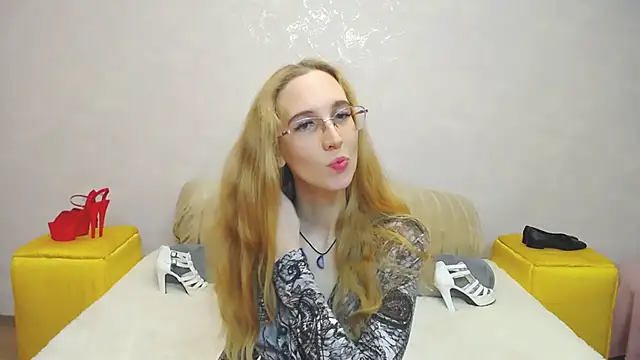 Snapshot of KlaryBrait chatting on 7, 12, 2024 KlaryBrait online show from 7, 12, 2024