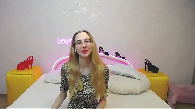 Snapshot of KlaryBrait chatting on 5, 3, 2025 KlaryBrait online show from 5, 3, 2025