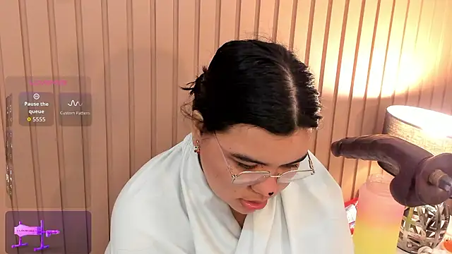 klhoe boobs online show from 2, 2, 2026