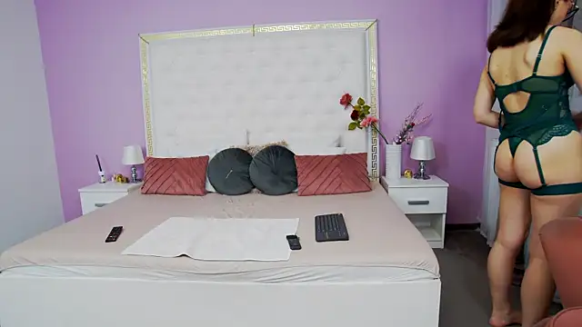 Lenna Paul online show from 4, 3, 2025