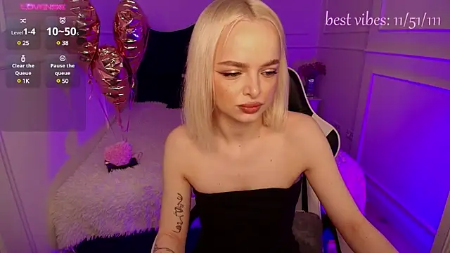 Snapshot of horny_blondiee chatting on 17, 2, 2025 horny blondiee online show from 17, 2, 2025