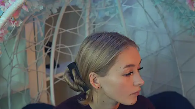 Snapshot of FlairCunard chatting on 18, 12, 2024 FlairCunard online show from 18, 12, 2024