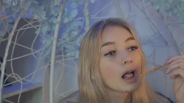 Snapshot of FlairCunard chatting on 25, 12, 2024 FlairCunard online show from 25, 12, 2024