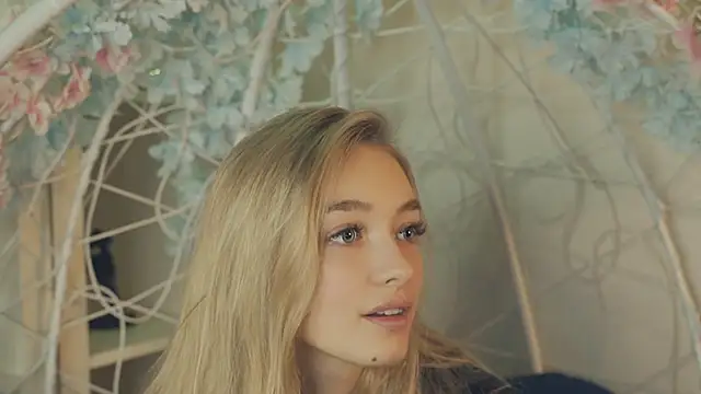 Snapshot of FlairCunard chatting on 2, 1, 2025 FlairCunard online show from 2, 1, 2025