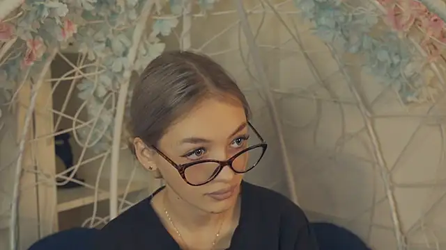 Snapshot of FlairCunard chatting on 4, 1, 2025 FlairCunard online show from 4, 1, 2025