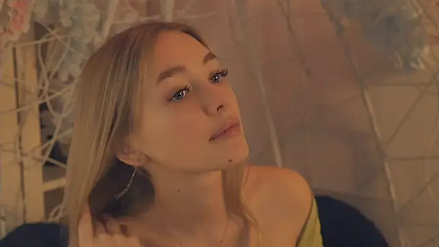 Snapshot of FlairCunard chatting on 7, 1, 2025 FlairCunard online show from 7, 1, 2025