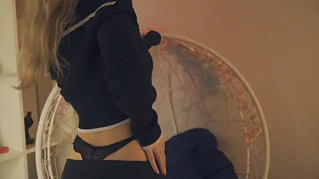 Snapshot of FlairCunard chatting on 11, 1, 2025 FlairCunard online show from 11, 1, 2025