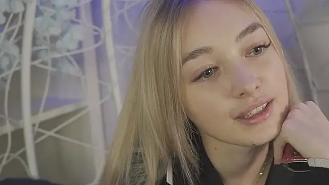 Snapshot of FlairCunard chatting on 11, 1, 2025 FlairCunard online show from 11, 1, 2025