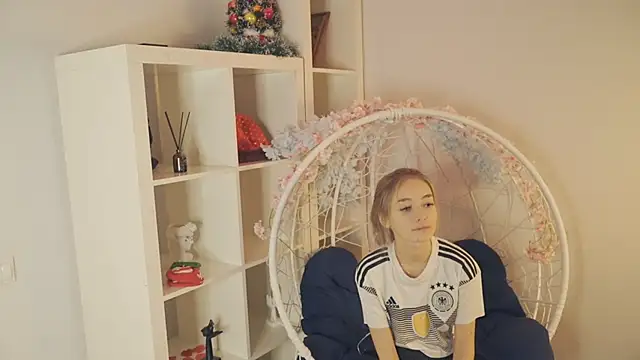 Snapshot of FlairCunard chatting on 13, 1, 2025 FlairCunard online show from 13, 1, 2025