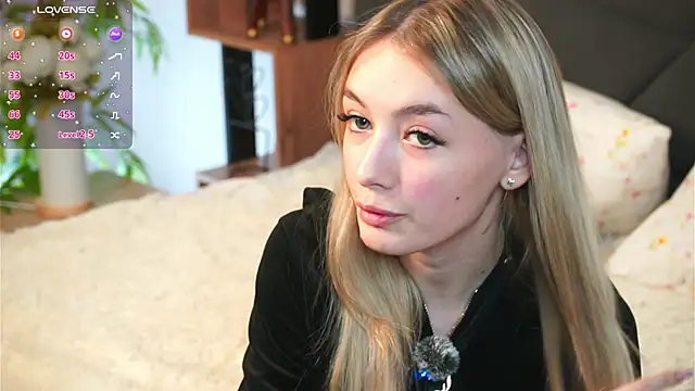 Snapshot of FlairCunard chatting on 3, 2, 2025 FlairCunard online show from 3, 2, 2025