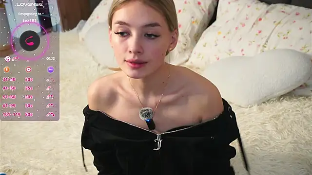 Snapshot of FlairCunard chatting on 4, 2, 2025 FlairCunard online show from 4, 2, 2025