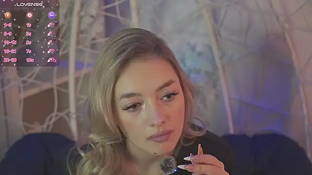 Snapshot of FlairCunard chatting on 10, 2, 2025 FlairCunard online show from 10, 2, 2025