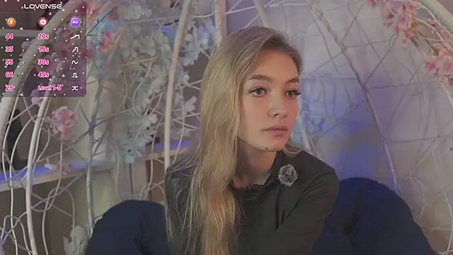 Snapshot of FlairCunard chatting on 11, 2, 2025 FlairCunard online show from 11, 2, 2025