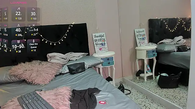 Snapshot of HollyWould__ chatting on 5, 3, 2025 HollyWould online show from 5, 3, 2025