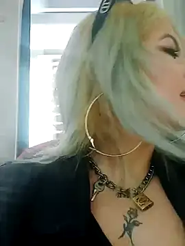 Snapshot of HollyWould__ chatting on 11, 9, 2025 HollyWould online show from 11, 9, 2025