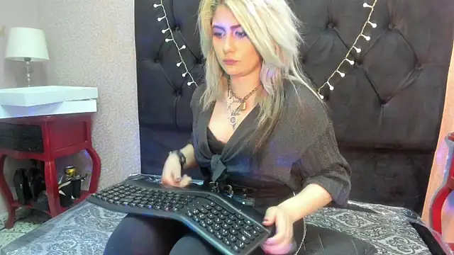 Snapshot of HollyWould__ chatting on 21, 10, 2025 HollyWould online show from 21, 10, 2025