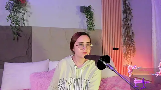 centaurigirl online show from 10, 4, 2026