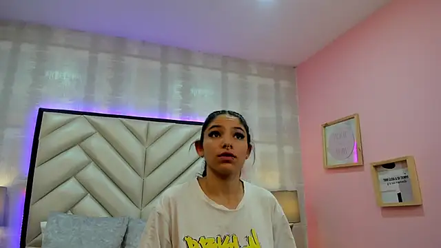 HazelMoret online show from 16, 9, 2025