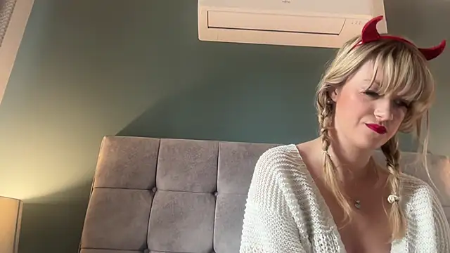 LustfulLuna  online show from 31, 10, 2025