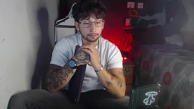 Snapshot of Dereck_Dickson chatting on 23, 11, 2025 Dereck Dickson online show from 23, 11, 2025