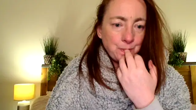 Snapshot of LouiseTswing chatting on 6, 3, 2025 LouiseTswing online show from 6, 3, 2025