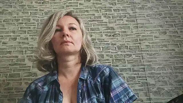 Snapshot of EdithManning chatting on 17, 10, 2025 EdithManning online show from 17, 10, 2025