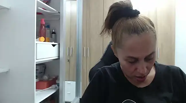 Snapshot of RoxanaLove9 chatting on 4, 1, 2025 RoxanaLove9 online show from 4, 1, 2025