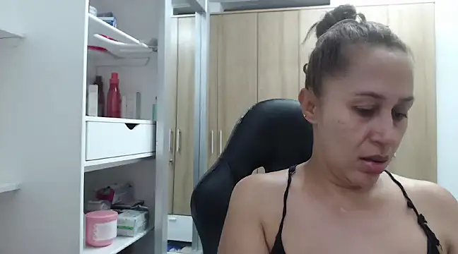 Snapshot of RoxanaLove9 chatting on 14, 2, 2025 RoxanaLove9 online show from 14, 2, 2025