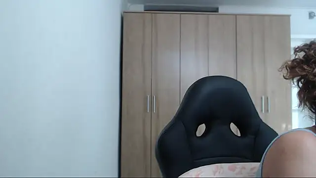 Snapshot of RoxanaLove9 chatting on 1, 11, 2025 RoxanaLove9 online show from 1, 11, 2025