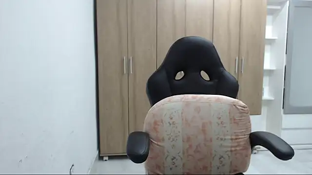 Snapshot of RoxanaLove9 chatting on 8, 11, 2025 RoxanaLove9 online show from 8, 11, 2025