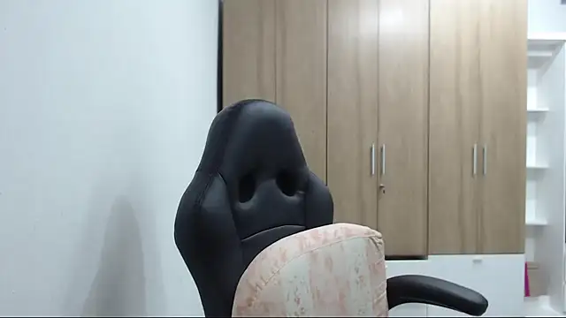 Snapshot of RoxanaLove9 chatting on 18, 11, 2025 RoxanaLove9 online show from 18, 11, 2025