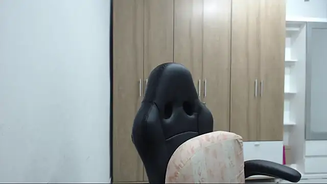 Snapshot of RoxanaLove9 chatting on 20, 11, 2025 RoxanaLove9 online show from 20, 11, 2025