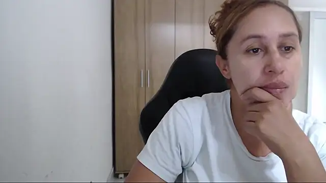 Snapshot of RoxanaLove9 chatting on 20, 11, 2025 RoxanaLove9 online show from 20, 11, 2025