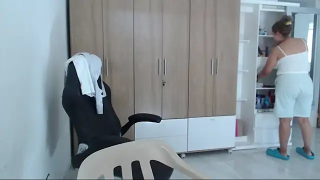 Snapshot of RoxanaLove9 chatting on 22, 11, 2025 RoxanaLove9 online show from 22, 11, 2025